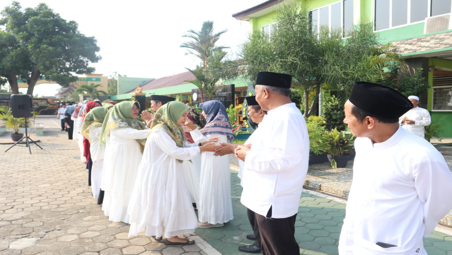 Civitas Akademika MAN 1 Bandar Lampung Beri Doa untuk Guru yang Berangkat Haji