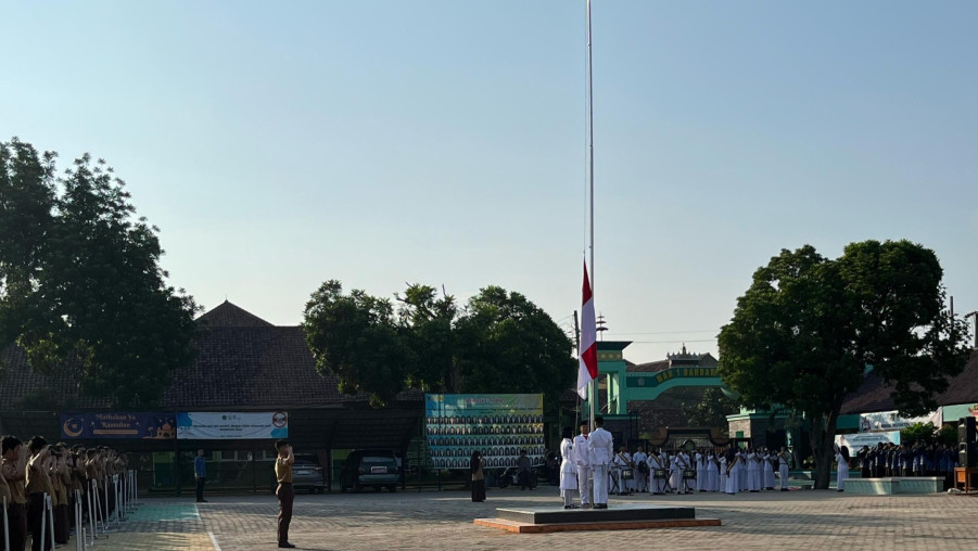 Upacara Bendera dalam Rangka Hari Pendidikan Nasional (Hardiknas)