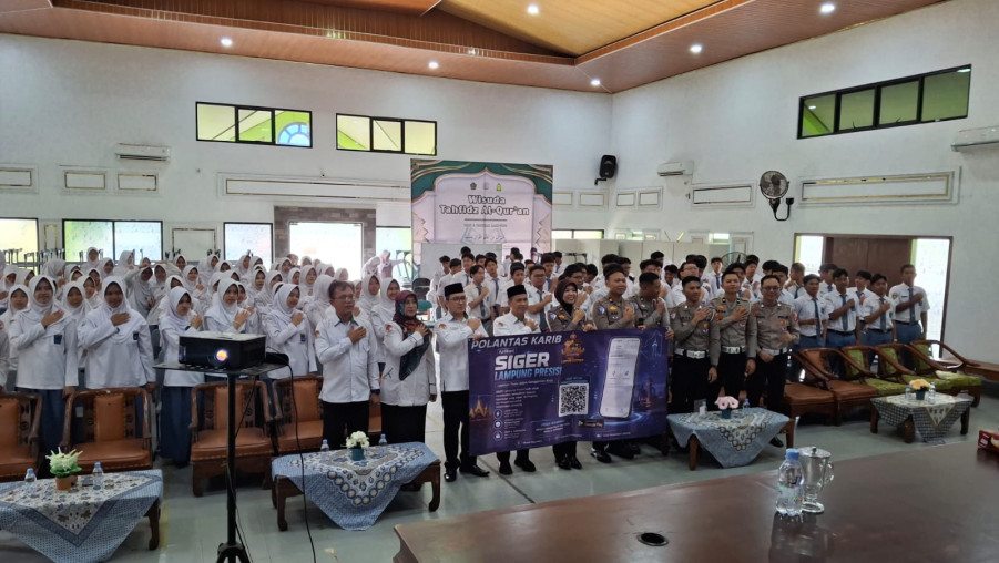 Polda Lampung Sosialisasikan Aplikasi Siger Lampung Presisi kepada Siswa MAN 1 Bandar Lampung