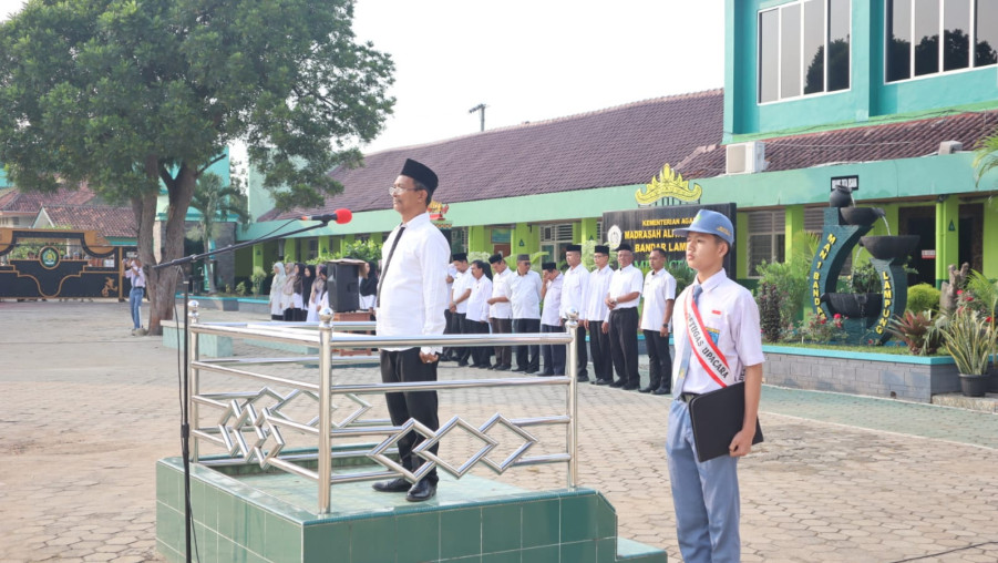MAN 1 Bandarlampung Bangun Karakter Siswa Melalui Upacara Bendera Hari Senin