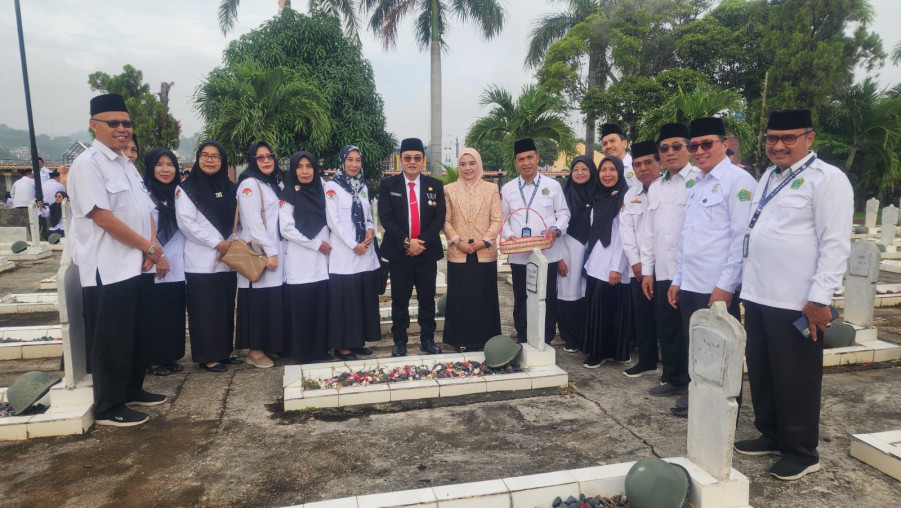 ASN MAN 1 Bandar Lampung Hadiri Upacara Ziarah dan Tabur Bunga HAB ke-80 Kemenag RI