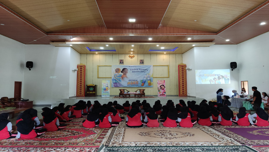Edukasi Kesehatan Kulit Melalui Emina di MAN 1 BDL