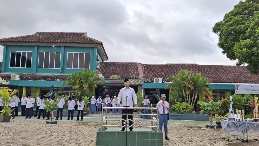 MAN 1 Bandar Lampung Gelar Upacara Rutin, Wakamad Bidang Sarana Prasarana Ingatkan Kedisiplinan