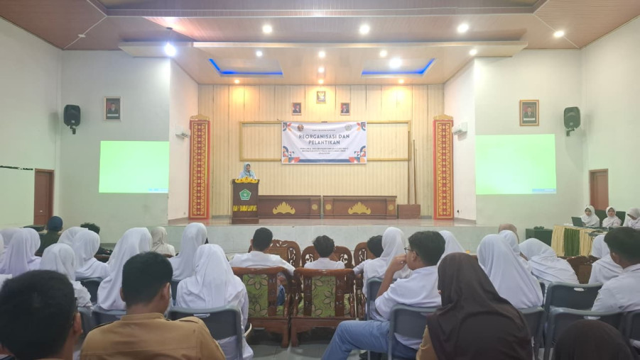 English Club MAN 1 Bandar Lampung Laksanakan Reorganisasi Kepengurusan