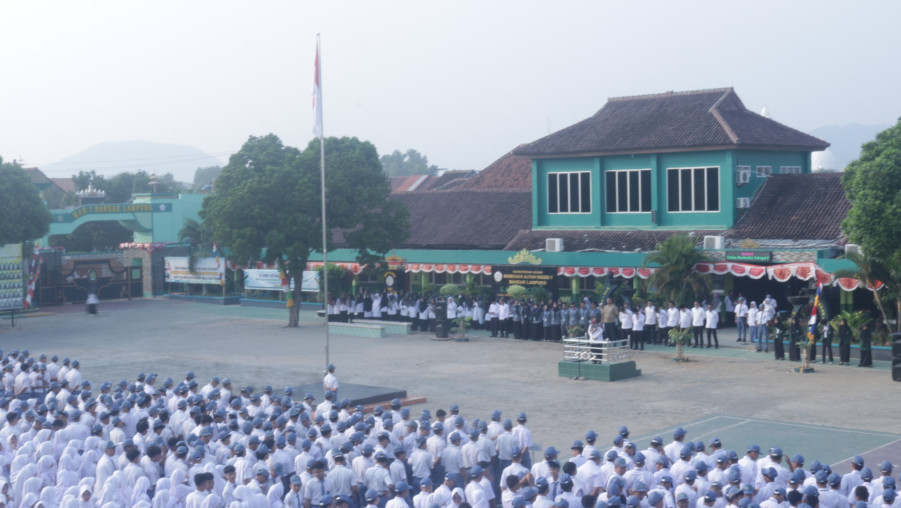MAN 1 Bandar Lampung Mengadakan Apel di Hari Senin