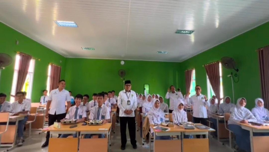 Hari Pertama Program Makan Bergizi Gratis di MAN 1 Bandar Lampung Disambut Antusias Siswa