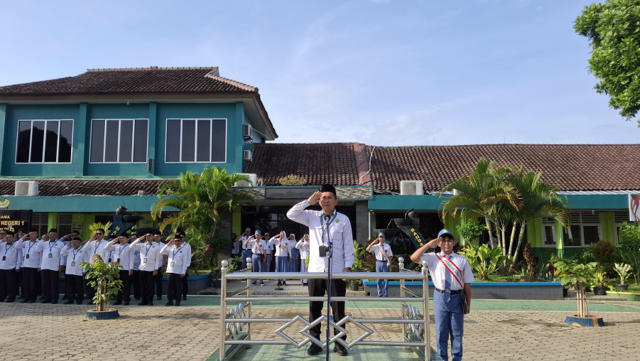 Wakamad Bidang Sarana dan Prsasana MAN 1 Bandar Lampung Jadi Pembina Upacara untuk Terakhir Kali