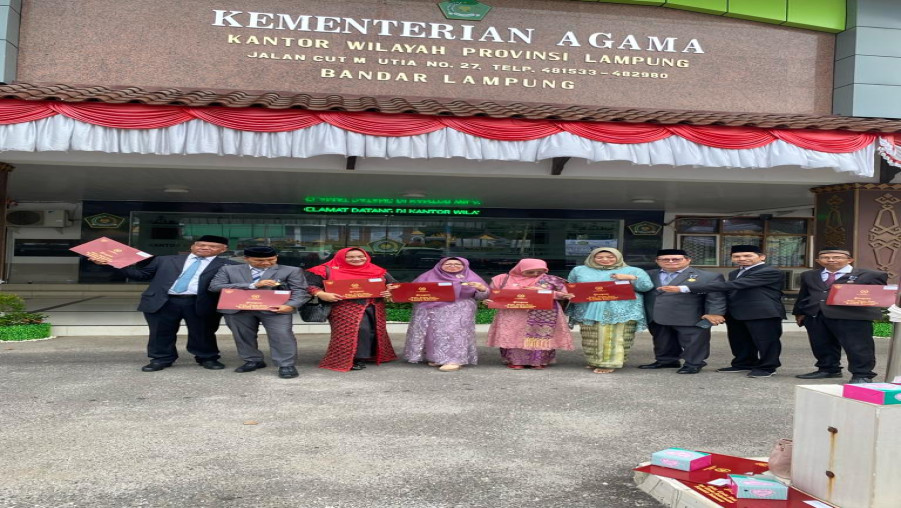 Guru MAN 1 Bandarlampung Dapat Penghargaan Satya Lencana Karya Satya dari Presiden RI