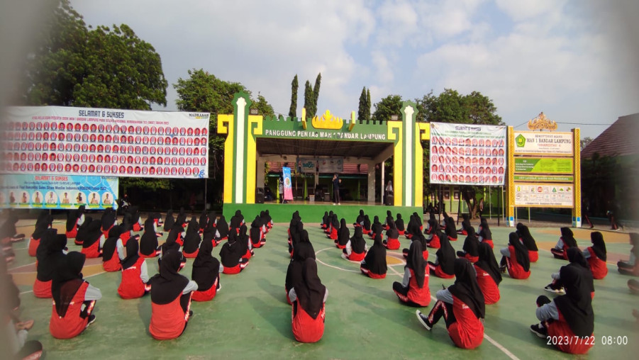Siswi MAN 1 Bandarlampung Diberi Tablet Tambah Darah oleh Petugas Puskesmas Permata Sukarame
