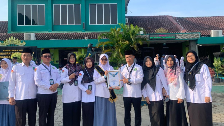 Upacara Rutin MAN 1 Bandar Lampung: Apresiasi Prestasi dan Pesan Positif dari Pembina