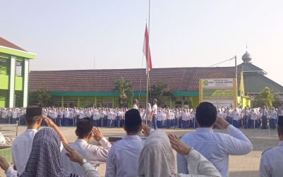 Pengibaran Bendera Rutin di Man 1 Bandar Lampung