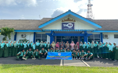 Siswa-Siswi Kelas XI Unggul Program IlB Berkunjung ke TVRI Lampung