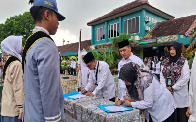 MAN 1 Bandar Lampung Gelar Apel Pelantikan Pengurus OSIS, MPK, Ekstrakurikuler, dan Kokurikuler Masa Bakti 2025/2026