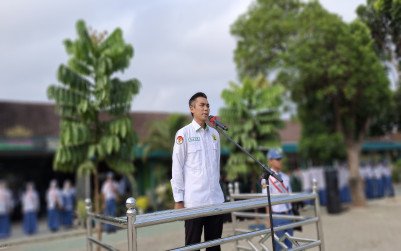 Pembina Upacara MAN 1 Bandar Lampung Ingatkan Murid Tingkatkan Kualitas Belajar