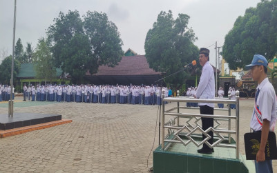Upacara Bendera Hari Senin MAN 1 Bandarlampung, Pembina Sampaikan Pentingnya Salat Lima Waktu