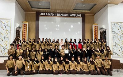 Pilar Ekonomi Unila dan Jurnalis MAN 1 Bandar Lampung Jalin Kolaborasi