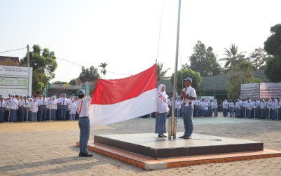 Upacara Rutin MAN 1 Bandar Lampung: Disiplin dari Kebiasaan Kecil dan Literasi Konsisten sebagai Benteng Siswa agar Tidak Menzalimi Masa Depannya