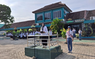 Upacara Bendera di MAN 1 Bandar Lampung, Pembina Tekankan Pentingnya Disiplin