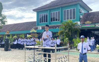 HGN 2025: MAN 1 Bandar Lampung Gelar Upacara Khidmat, Guru ditegaskan sebagai Pilar Pendidikan Berbasis Cinta