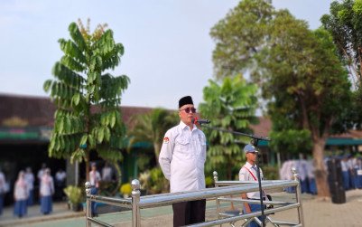 Upacara Bendera Hari Senin: Wakamad Bidang Kesiswaan Ingatkan Murid Tunaikan Kewajiban dan Tanggung Jawab